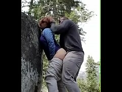 คลิปXxXหลุด ผัวเมียฝรั่งตั้งกล้องยืนเย็ดกันท่าหมาข้างโขดหินบนยอดเข้า