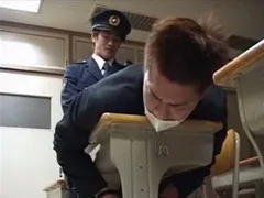 ตำรวจเกย์ญี่ปุ่นจับนักเรียนหนุ่มน้อยไปเล่นเสียวในห้องเรียน คว้าควยมาอมอย่างอร่อยแล้วจับชัก