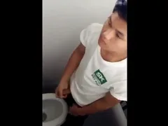 คลิปแอบถ่ายหนุ่มพม่าหน้าหล่อยืนชักว่าวในห้องน้ำกำลังมันควยเลย