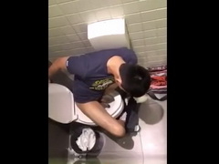 แอบถ่ายควย ดิว เดอะสตาร์ 9 ดาราไทยนั่งขี้ในห้องน้ำชาย หลุดคาโถส้วม