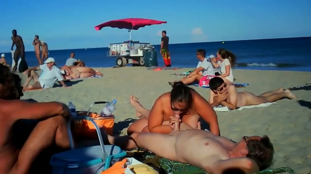 ถ่าคลิปฝรั่งvdox ริมชายหาดสาวอ้วนคงเงี่ยนไม่ไหวอยากกินน้ำว่าวแฟน โม๊คควยให้ไม่สนใจโลกเลย