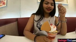 หนังโป๊ออนไลน์ชวนสาวอวบอึ๋มคนใต้มาทานไอติมแค่เลียก็เสียวแล้ว ชวนไปต่อที่โรงแรม